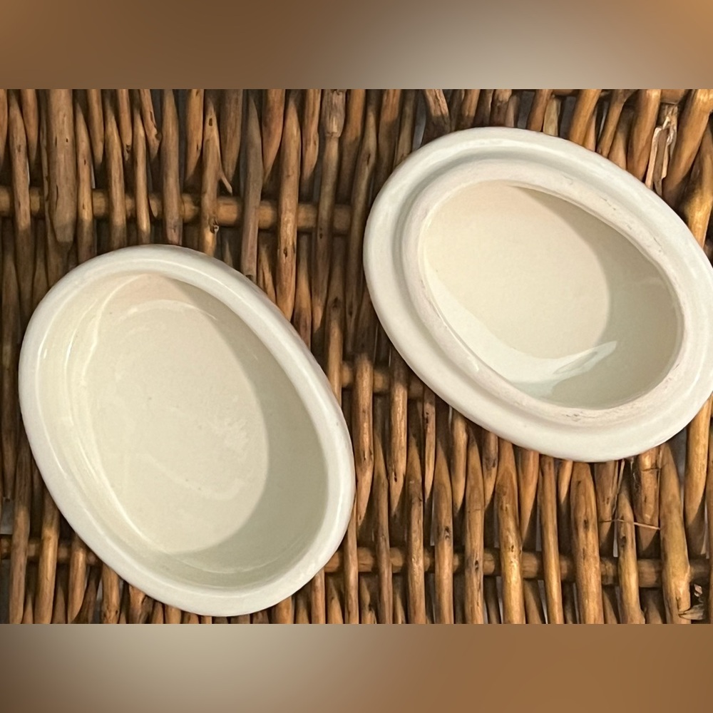 Decorative Ivory Ceramic Box/Container - Picture 4 of 4